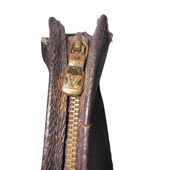 Louis Vuitton Monogram Pouch D-Ring and Twilly Accent - Picture 3 of 10